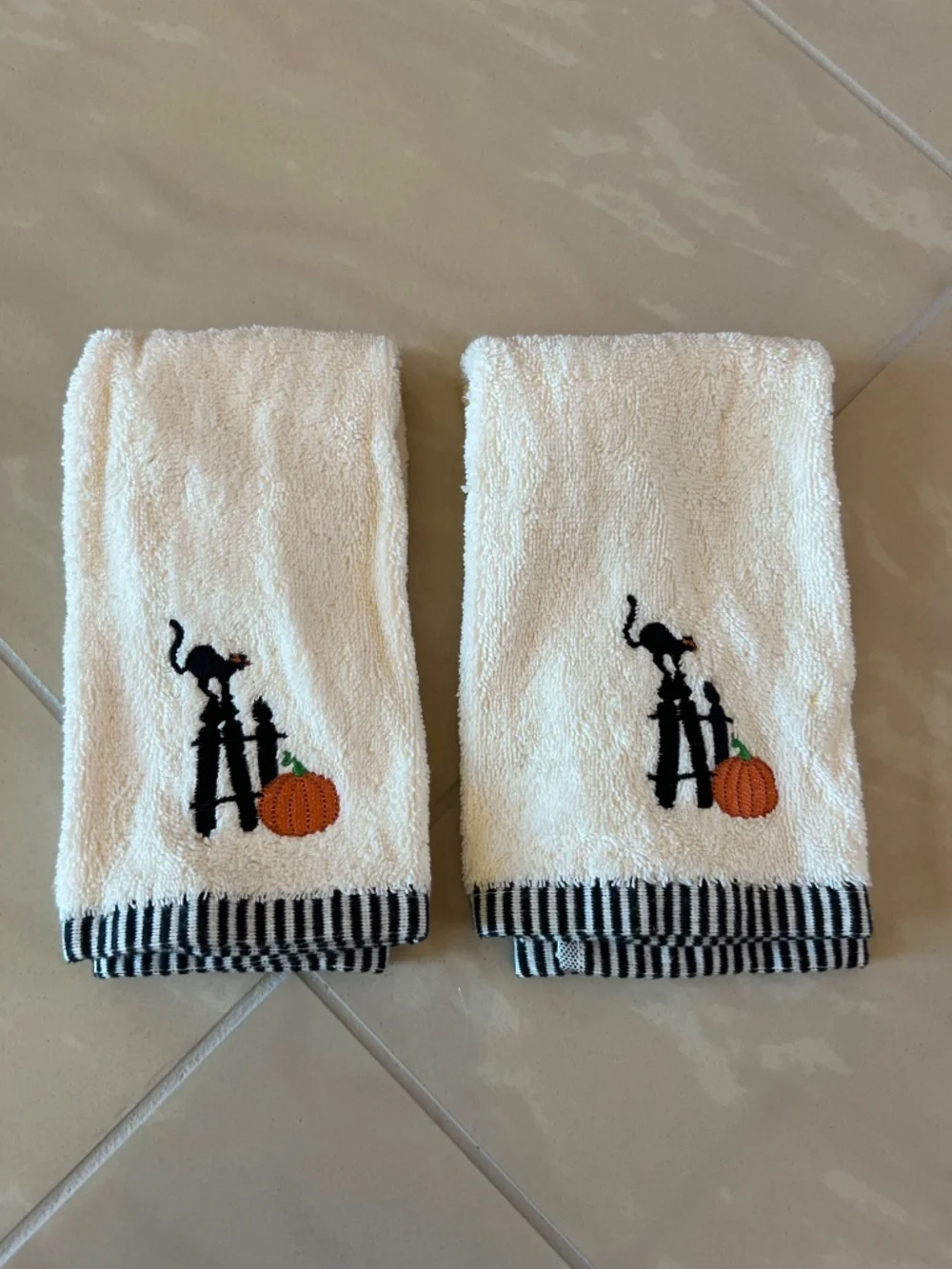 #2917 Embroidered Halloween Twiggy Tree with pumpkins Fingertip Towel set